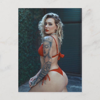 Hermosa postal fotográfica de mujeres con tatuaje