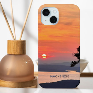 Hermosa puesta de sol en el lago de la montaña