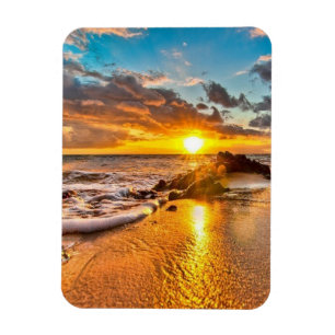 Hermosa salida de sol en el imán de la playa