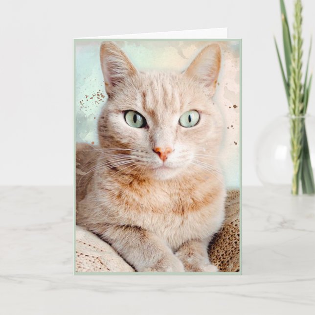 Hermosa tarjeta de saludo gato a rayas en la mesa (Anverso)
