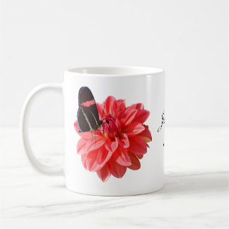 Hermosa taza de café con margarita y mariposa