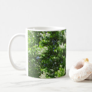 Hermosa taza de café de lilas blancas