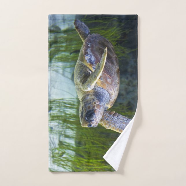Hermosa Tortuga Marítima Nadando (Toalla de mano)
