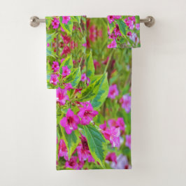 Hermosa Weigela verde con flores de Crimson