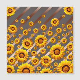 Hermosas flores amarillas sobre rayas grises y mar