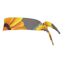 Hermosas flores amarillas sobre rayas grises y pla