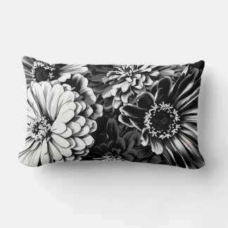 Hermosas flores negras y blancas en almohada