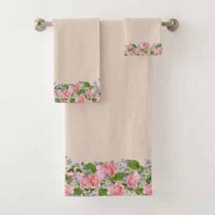 Hermosas flores rosadas sobre arena ligera beige