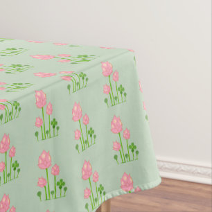 Hermosas Flores Rosadas sobre Mantel Verde Claro