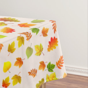 Hermosas hojas de otoño sobre mantel beige claro