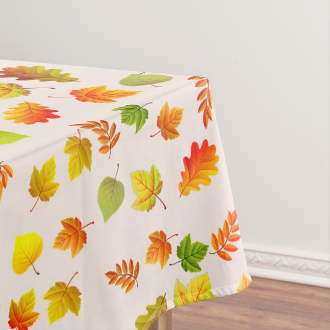 Hermosas hojas de otoño sobre mantel beige claro (In Situ)
