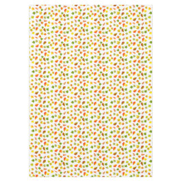 Hermosas hojas de otoño sobre mantel blanco