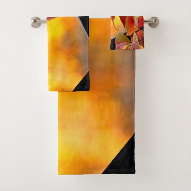 Hermosas hojas de vid rojas en el jardín de otoño (In situ)