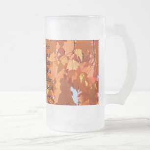 Hermosas tazas de paseos largos de otoño bajo hoja