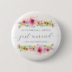 Hermoso apenas casado casando el botón del Pin de