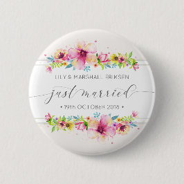 Hermoso apenas casado casando el botón del Pin del