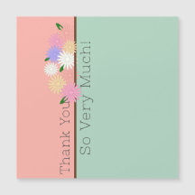 Hermoso arreglo de margaritas coloridas sobre el s