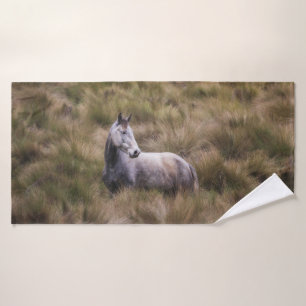 Hermoso caballo de color gris
