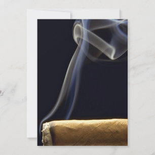 Hermoso cigarro con humo