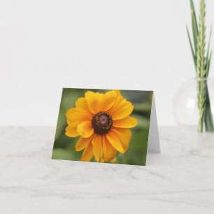 Hermoso en tarjeta de nota amarilla de la flor del