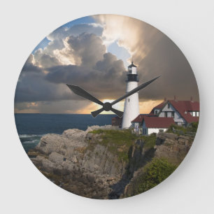Hermoso faro sobre reloj de pared redondo del océa