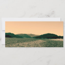 hermoso lago de puesta de sol y paisaje montañoso