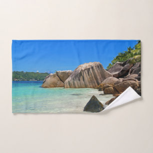 Hermoso mar tropical con una playa rocosa