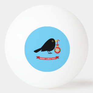 Hermoso mirlo con una bola de Navidad