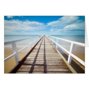 Hermoso muelle de madera, océano, arena, cielo azu