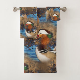 Hermoso pato chatty mandarín en el estanque