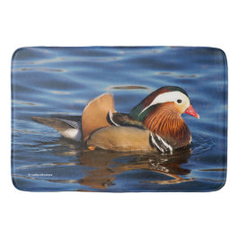 Hermoso pato mandarín en la alfombra de yates