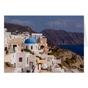 Hermoso pueblo de Oia con edificios blancos