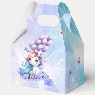 Hermoso unicornio con caja favorable a los globos