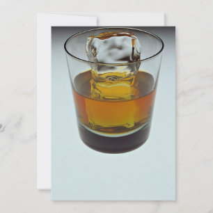 Hermoso vaso lleno de whisky escocés y cubo de hie