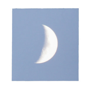 Hermoso Waxy Crescent Moon en el Bloc de notas diu
