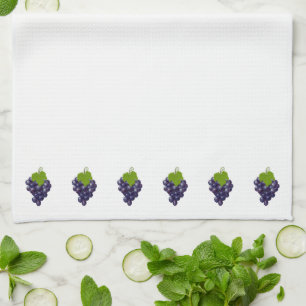 Hermosos racimos de uvas en toalla de cocina blanc