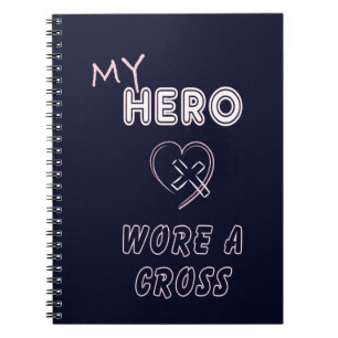 Héroe llevaba un cuaderno cruzado mujer cristiana