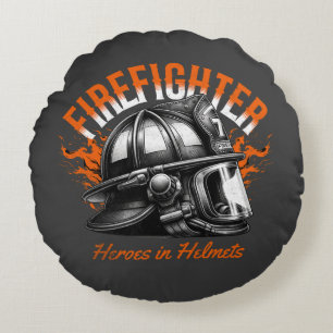 Héroes de bomberos en cascos alrededor de almohada
