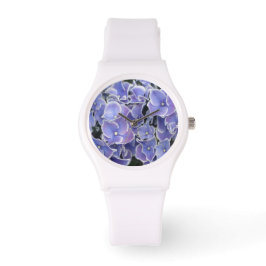 Hidrangea azul con reloj deportivo de borde blanco