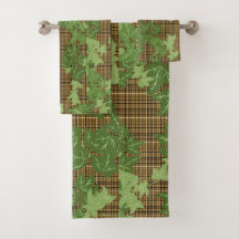 Hiedra verde sobre placa dorada marrón