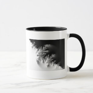 Hielo a través de la taza del agua