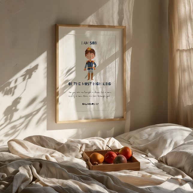 Hijo de la impresión del bebé cristiano rey (Framed "Son of the Most High King" Christian nursery print on wall above bed with fruit tray.)