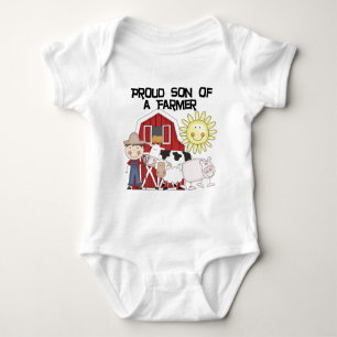 Hijo orgulloso de las camisetas y de los regalos