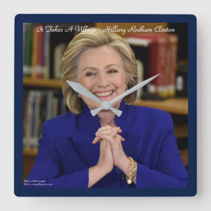 Hillary Clinton Se Toma Un Reloj De Muro De Aldea