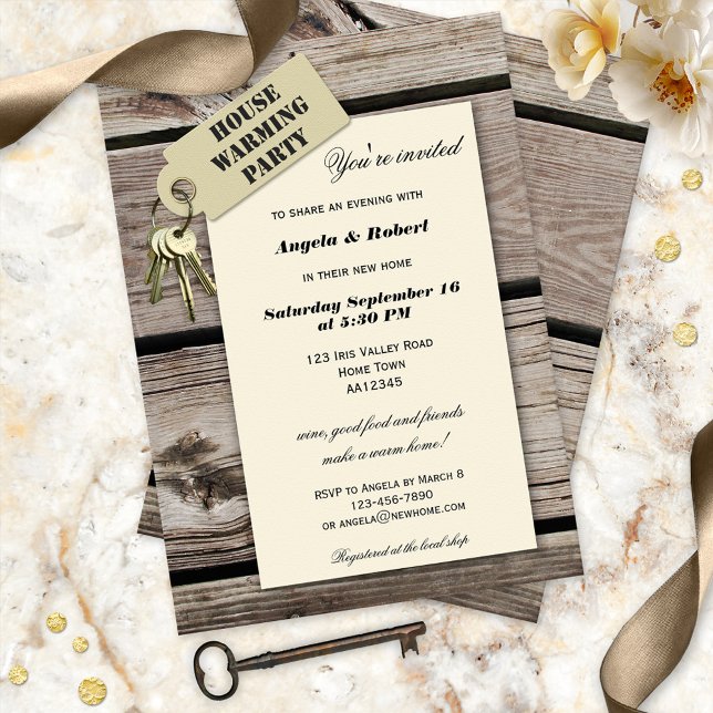 Hogar Dulce Hogar Invitaciones a fiestas de calent (Housewarming party invitation featuring keys with a vintage label on wood and wallpaper)