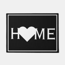 Hogar lindo con un corazón negro y blanco felpudo