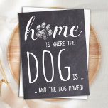 Hogar Rústico: hemos movido la Invitación de los p<br><div class="desc">La casa es donde está el perro... y el perro se mudó! Deja que tu mejor amigo anuncie tu movimiento con esta tierna y divertida tarjeta de invitación móvil de perro en un rústico diseño de pizarra. Personalice la parte posterior con nombres y su nueva dirección. ¡Este perro moviendo invitación...</div>