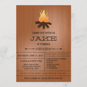 Hoguera que acampa hacia fuera invitaciones de la