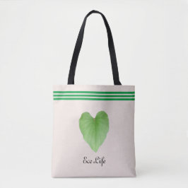 Hoja con forma de corazón verde en bolsa de tocado