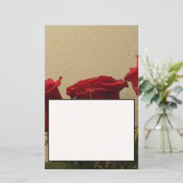 Hoja de notas/invitación sobre rosas rojas